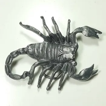 Gürtelschnalle Skorpion auf dem Tisch